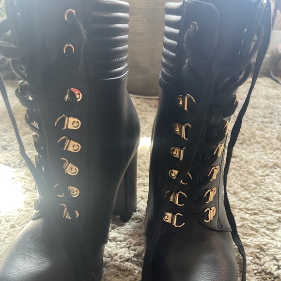 Black booties, very very new condition! - Picture 2 of 2